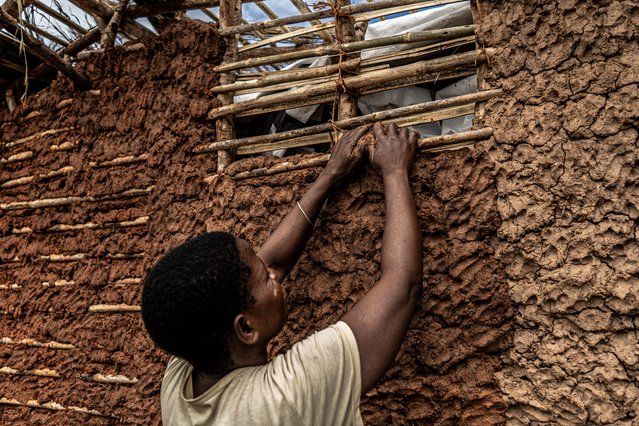 vrouw frame hut bouwen kamp mozambique