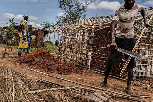 bouwen hut kamp man vluchtelingen mozambique