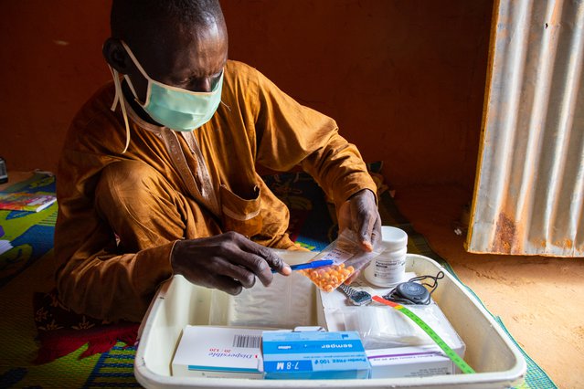 Salissou laat zijn medische koffer met medicijnen om zieke kinderen te helpen. ©Mack Alix Mushitsi/MSF