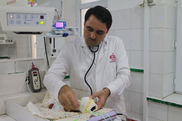 Kinderarts Mohammad onderzoekt een pasgeboren baby in onze kraamkliniek in Khost, Afghanistan