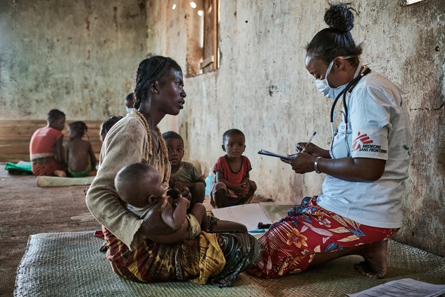 De 42-jarige Vitasoa heeft zes kinderen. Ze heeft er 4 naar onze mobiele kliniek gebracht.