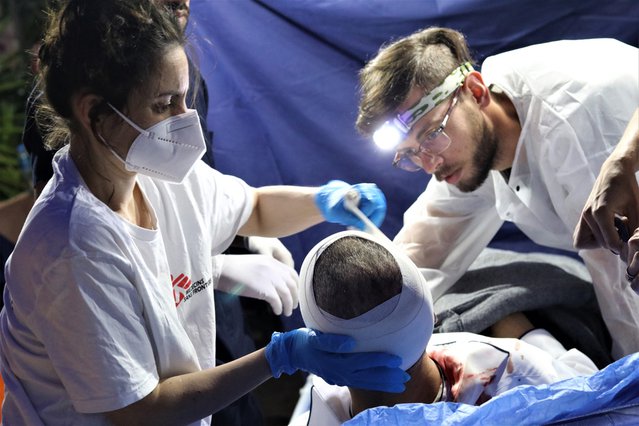 Twee van onze medewerkers onderzoeken een patient die gewond is geraakt bij demonstraties in Oost-Jeruzalem.