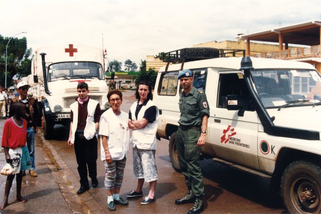 Hulpverleners Xavier, Madeleine en Isabelle reizen met het konvooi van Bujumbura naar Kigali in Rwanda. Foto uit 1994.