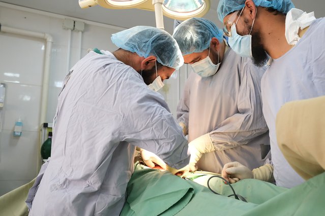 Personeel is druk bezig met het uitvoeren van een operatie in het Boost-ziekenhuis. (foto mei 2021) © Tom Casey/MSF