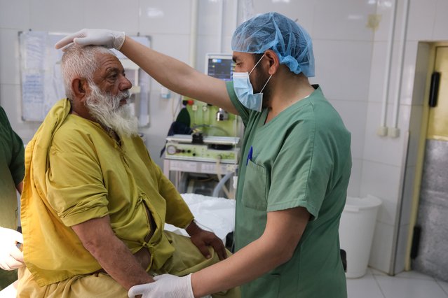 Anesthesist Artsen zonder Grenzen voert een controle uit bij patient in Boost-ziekenhuis, Lashkar Gah, provincie Helmand, Afghanistan
