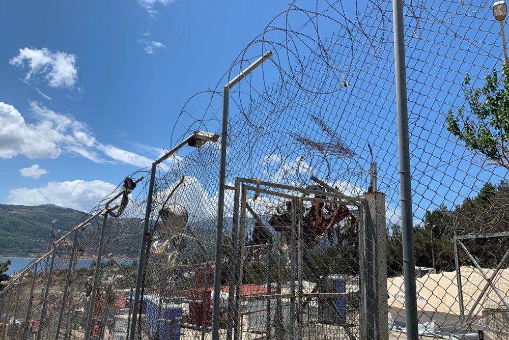 In dit kamp op Samos wonen 2.000 asielzoekers en vluchtelingen. Officieel is er maar plaats voor 648. ©Dora Vangi/MSF