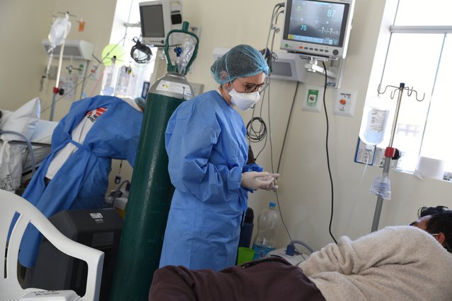 Een van onze teamleden praat met een coronapatiënt in het Antonio Lorena hospital in Cusco, Peru. ©Clément Locquet