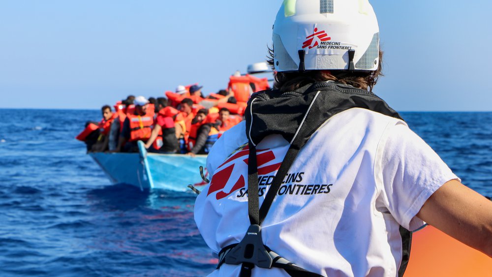 Onze teams hebben 97 mensen gered uit een houten boot in nood voor de kust van Libië.