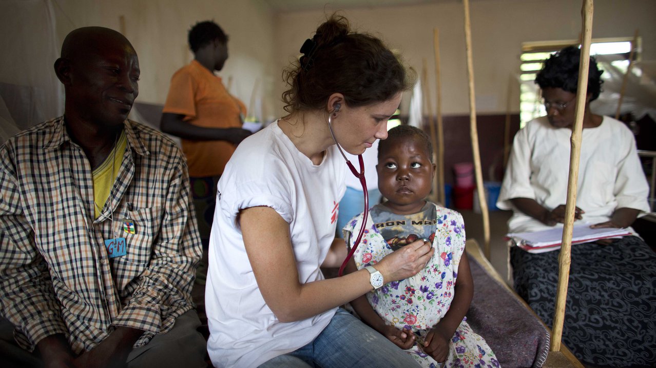 Onze tropenarts onderzoekt een kind in ons ziekenhuis in de Centraal Afrikaanse Republiek.