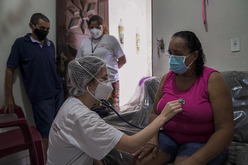 Het medische team  bezocht Ana en Marcos de Oliveira in hun huis in het Grande Bom Jardim-gebied, Fortaleza, een paar dagen nadat ze positief waren ge
