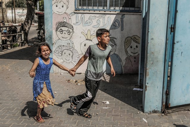 Kinderen rennen over straat. Van de 2 miljoen Palestijnen in Gaza is 40% jonger dan 14 jaar. ©Fady Hanona