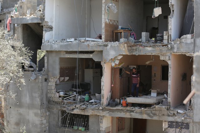 Een Palestijnse man staat in zijn totaal verwoeste appartement. ©Fady Hanona