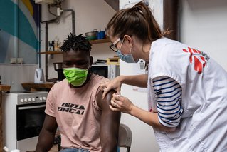 Artsen zonder Grenzen vaccineren in Brussel daklozen en migranten.