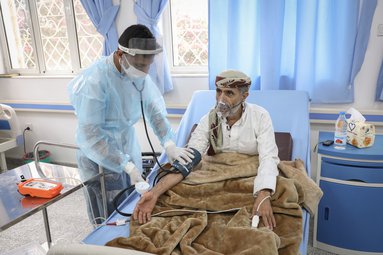 Coronapatiënt wordt onderzocht in het Al Jumhouri Hospital in Sana'a, Jemen | Artsen zonder Grenzen