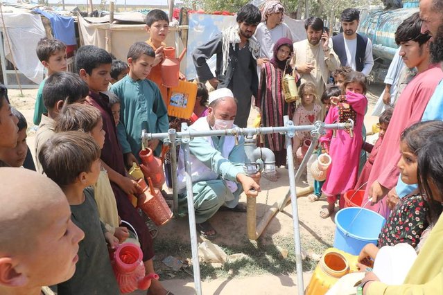 400 gezinnen zochten onderdak in dit kamp na de hevige gevechten in Kunduz. Onze teams zorgen hier voor 12.000 liter schoon drinkwater per dag.