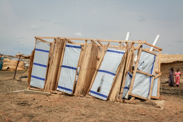 Rijtje latrines in Al Tanideba-kamp, die zijn beschadigd door zware storm. © Dalila Mahdawi