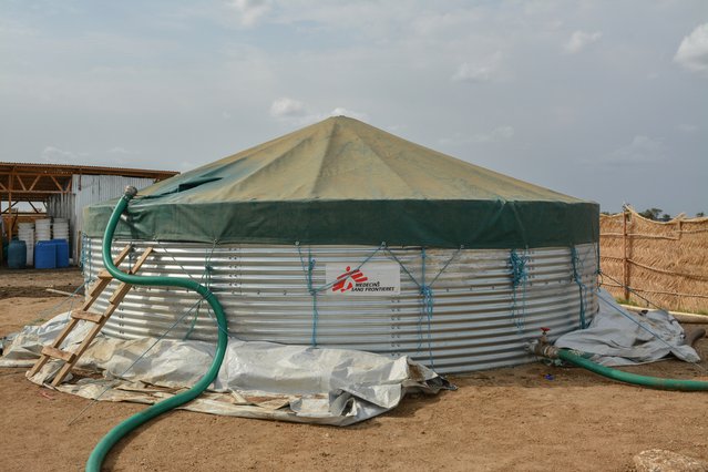 Een watertank van onze waterzuiveringsinstallatie in het Al Tanideba-kamp. © Dalila Mahdawi