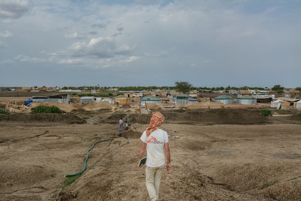 Dildar is specialist op het gebied van water en loopt richting de onze waterzuiveringsinstallatie in het Al Tanideba-kamp.