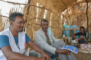 Medewerker Solomon is in gesprek met Gebraselaisse, een leider uit de gemeenschap.  © Dalila Mahdawi