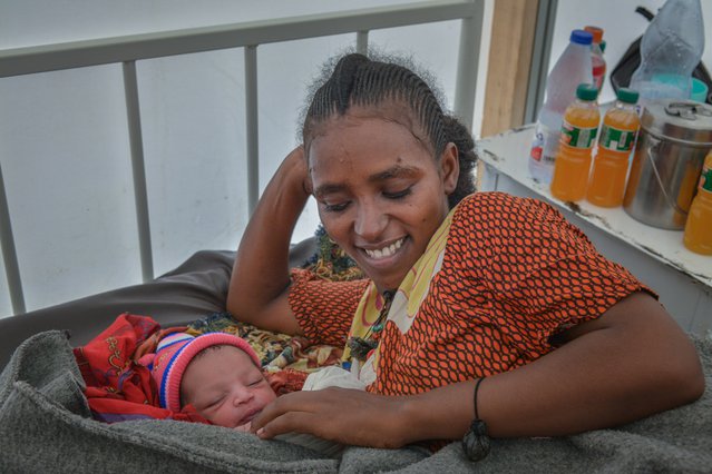 De kersverse moeder Almeleset  lacht naar haar baby Netsanet. De baby is gisteravond geboren in onze kraamkliniek in het Al Tanideba-kamp.