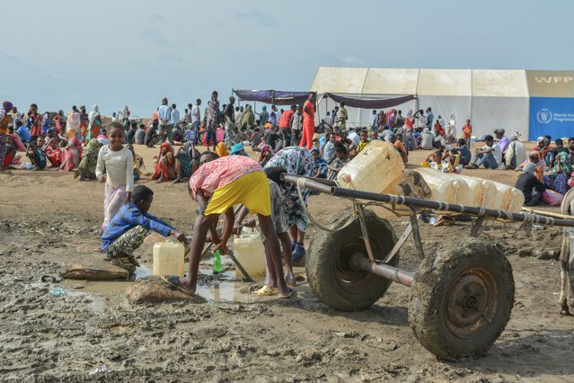 Deze jongens vullen hun jerrycans bij een watertappunt in het Al Tanideba-kamp. © Dalila Mahdawi