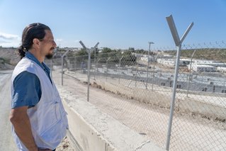 Collega Stephen Cornish bekijkt het gevangeniskamp op Samos | Artsen zonden Grenzen