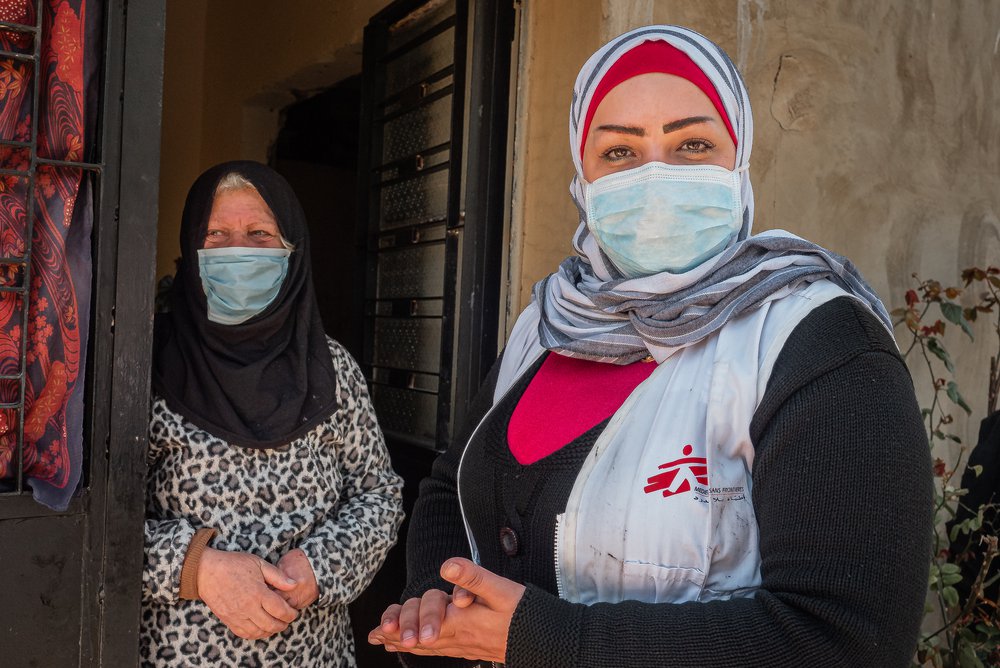 Onze sociaal werker bezoekt Fawziyya bij haar thuis. Beiroet, Libanon | Artsen zonder Grenzen