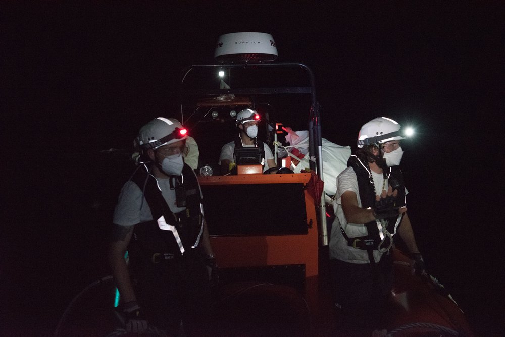 Een deel van het team tijdens een reddingsoperatie midden in de nacht op de Middellandse Zee. ©Vincent Haiges
