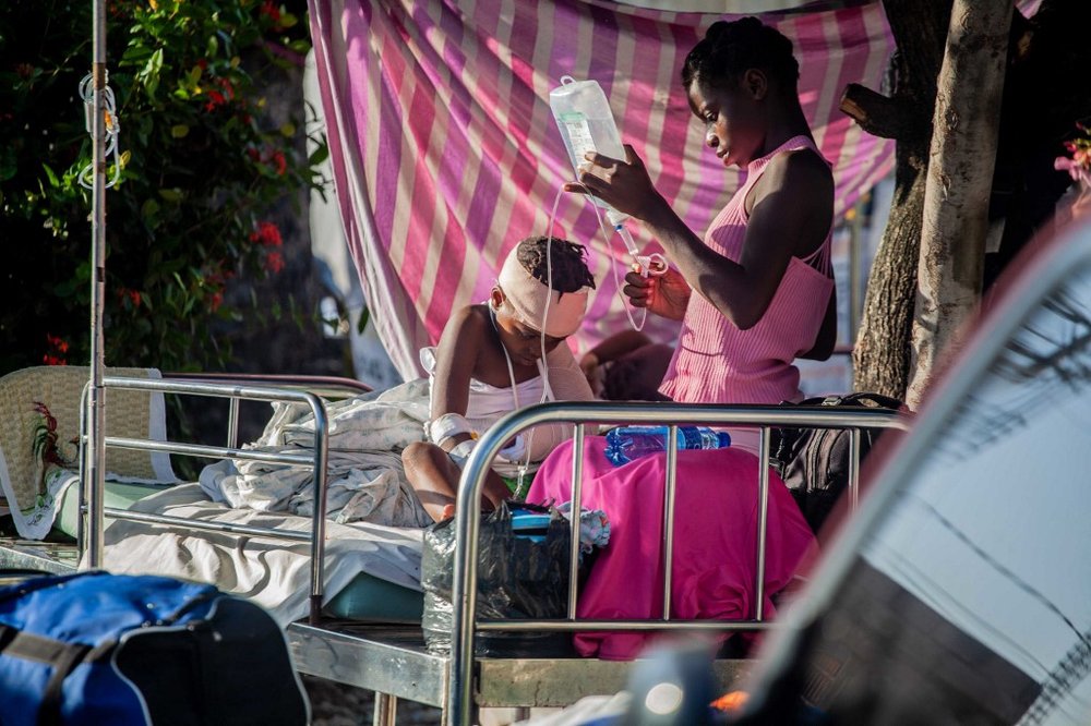 Een jongen wordt verzorgd buiten het Les Cayes General Hospital, na de aardbeving met een kracht van 7,2 op 15 augustus 2021 in Haïti.