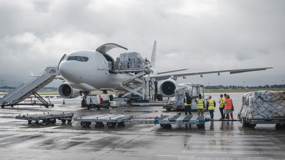 Een vrachtvliegtuig wordt gevuld met noodhulpgoederen voor Haïti. ©Julien Dewarichet/MSF