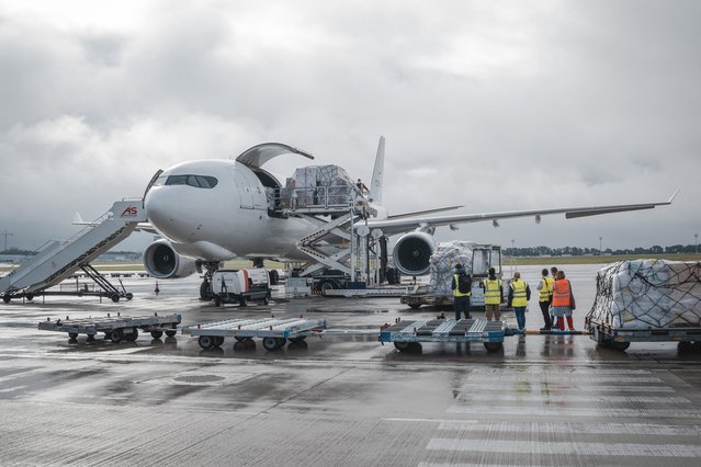 Een vrachtvliegtuig wordt gevuld met noodhulpgoederen voor Haïti. ©Julien Dewarichet/MSF