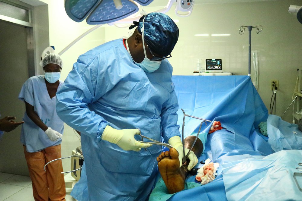 Orthopedisch chirurg Xavier Kernizan aan het werk in de operatiekamer van L'Hopital Saint Antoine in Jeremie. ©Steven Aristil