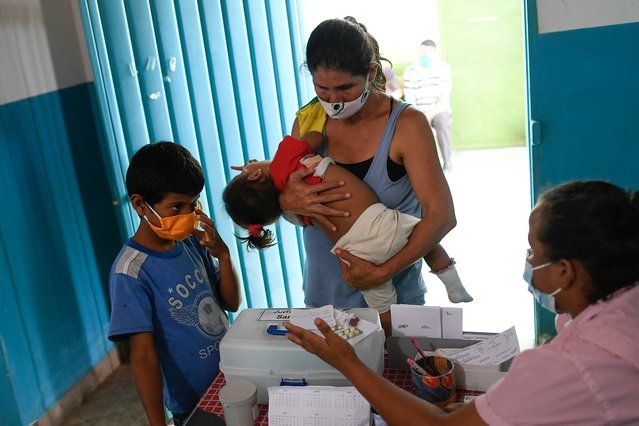 Noble Garcia laat haar kleinzoon testen op malaria in kliniek Artsen zonder Grenzen in Venezuela