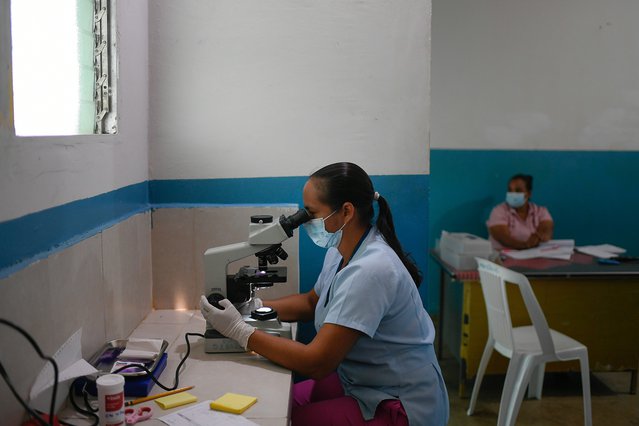 Microscopist Luzbelys Rivas voert tests uit op mensen met malariasymptomen.