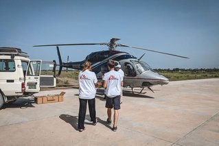 Onze vracht wordt in Port-au-Prince in een helikopter geladen om naar Les Cayes te vliegen.