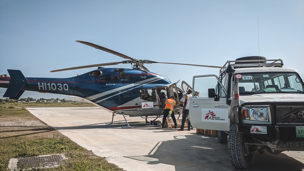 Onze noodhulpgoederen worden in een helikopter geladen om naar Les Cayes te vliegen.