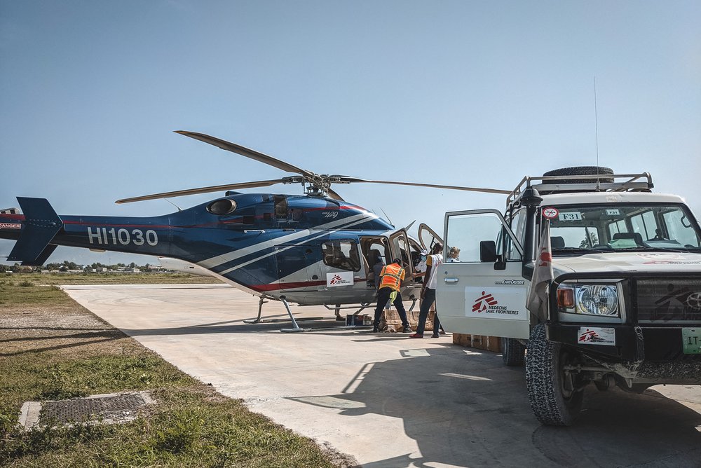 Onze noodhulpgoederen worden in een helikopter geladen om naar Les Cayes te vliegen.