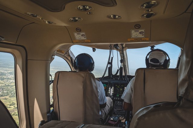 Helikopterpiloten vliegen over Haïti met onze noodhulpgoederen aan boord.