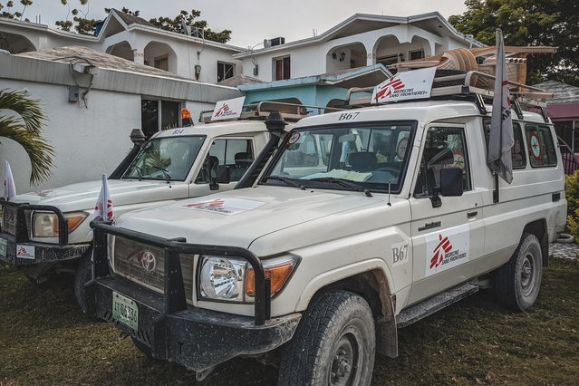 Onze landcruisers zijn volgeladen met noodhulpgoederen voor de mobiele kliniek.