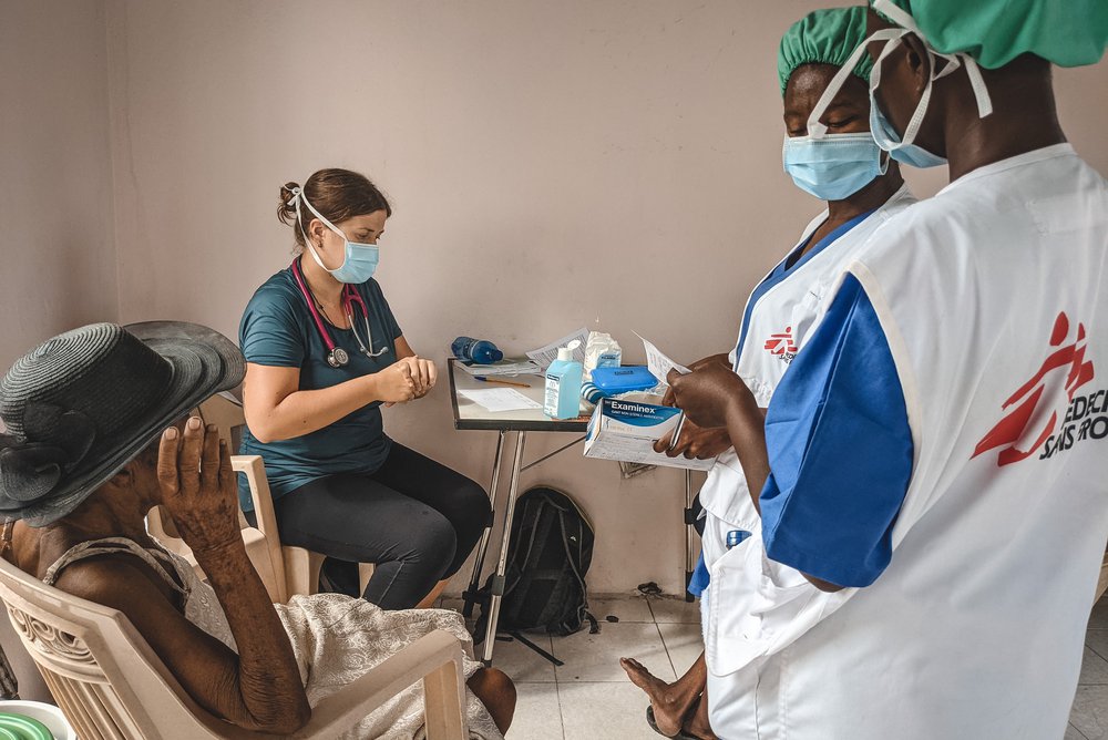Twee verpleegkundigen en een arts Artsen zonder Grenzen tijdens een consult in onze mobiele kliniek in Haïti. © Nico Dauterive/MSF