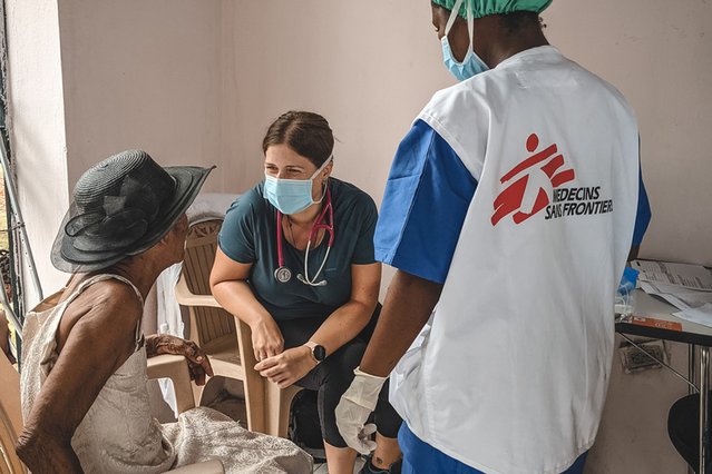 Arts Magdalena is in gesprek met een patiënt tijdens een mobiele kliniek in een vluchtelingenkamp in Les Cayes.