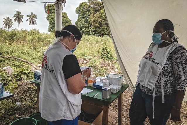 Onze verpleegkundigen leggen medicijnen klaar, voor tijdens de mobiele kliniek. © Nico Dauterive/MSF