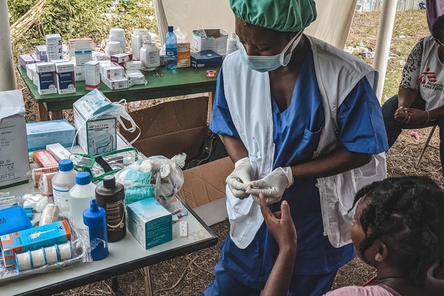Verpleegkundige neemt bloed af om te testen op malaria.