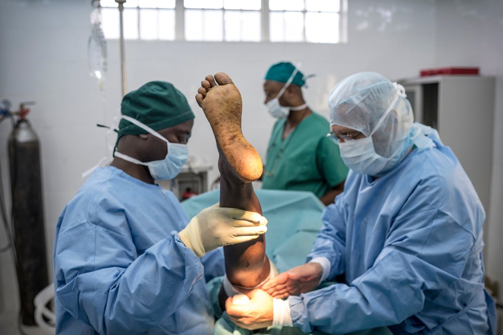 Oorlogschirurgie in DR Congo 2012 . Artsen behandelen mensen die gewond zijn geraakt tijdens een conflict tussen gewapende groepen in Goma, DR Congo.
