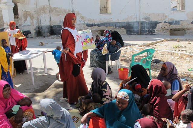 Gezondheidsvoorlichter Artsen zonder Grenzen vertelt vrouwen in Somalië over de gevaren van cholera.