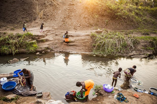 Vrouwen was kleding in rivier in DR Congo