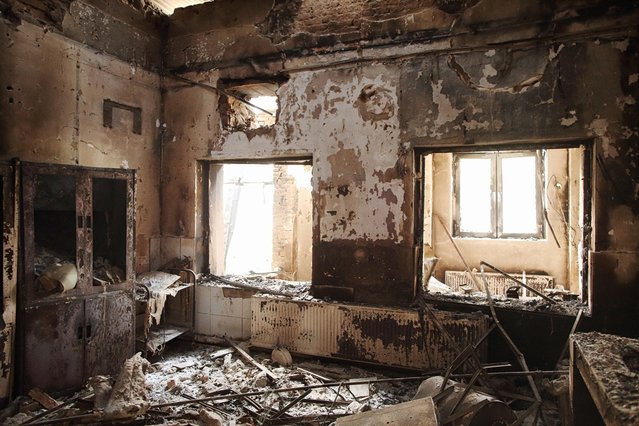 Een kamer naast de ingang van de eerste hulp, aan de westkant van een van de gebouwen van het traumacentrum. Oktober 2015. © Andrew Quilty