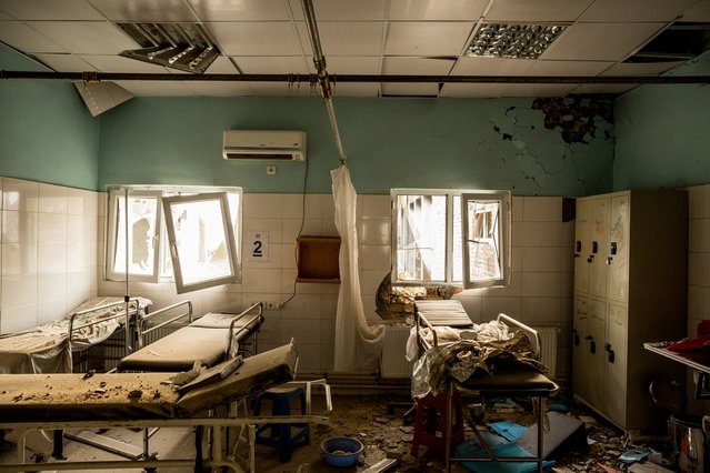 Uitgebrande gangen, gedraaid metaal en as: het zijn de overblijfselen van ons gebombardeerde traumacentrum. Kunduz, oktober 2015. © Andrew Quilty