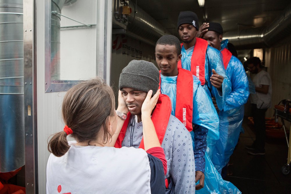 Irene, medisch coördinator neemt afscheid van mensen als ze van boord gaan van het reddingschip de Bourbon Argos. © Maria Carla Giugliano