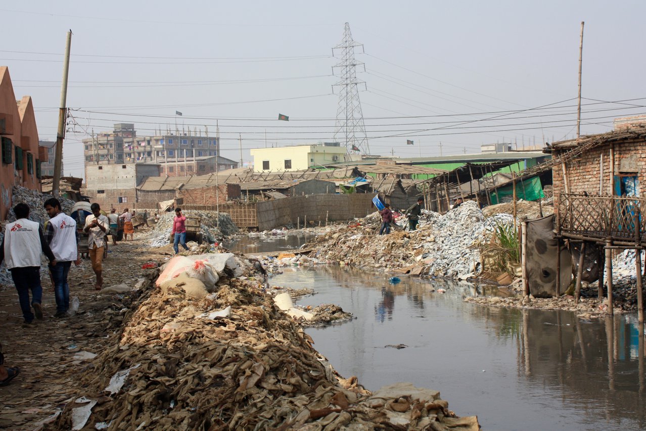 De leerlooierijen in de wijk Hazaribagh leveren een hoop vervuiling op.